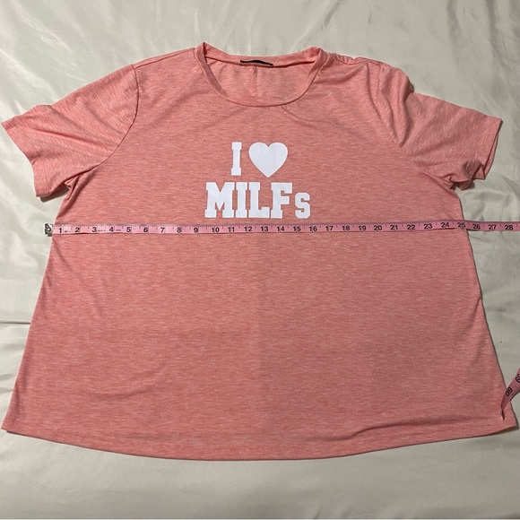 ☀️ “I love MILFs” Pink Graphic Slogan Shirt - Picture 5 of 5